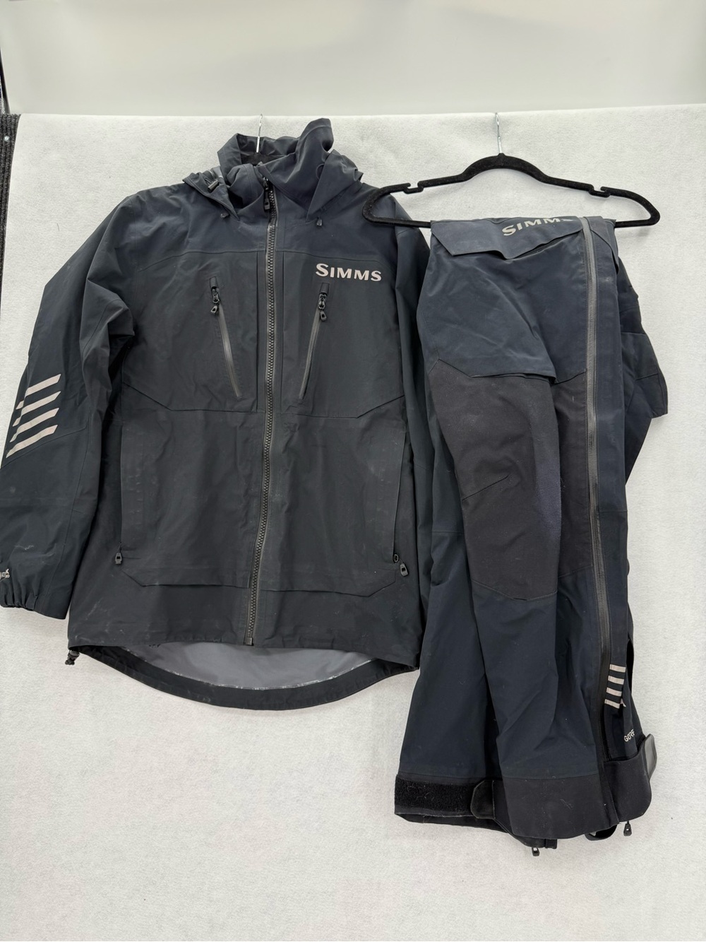 SIMMS‎ MEN'S SMALL PRODRY FISHING JACKET & SMALL BIBS CARBON